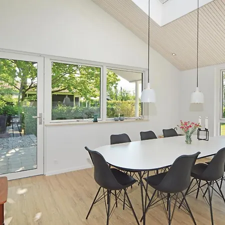 בית נופש Three-bedroom Holiday With A Fireplace 05